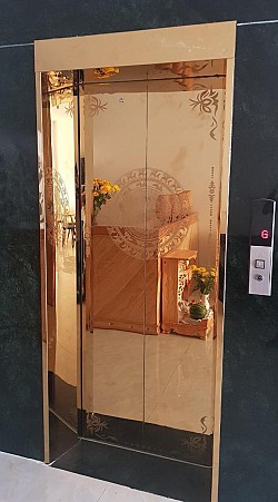ET 07 Gold Door